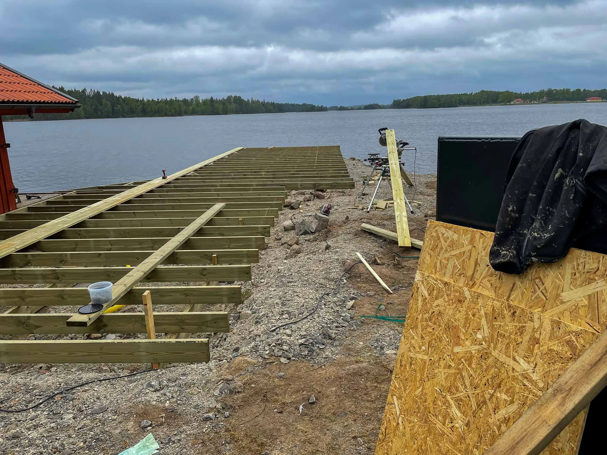 Bryggbygge i trä vid en sjö