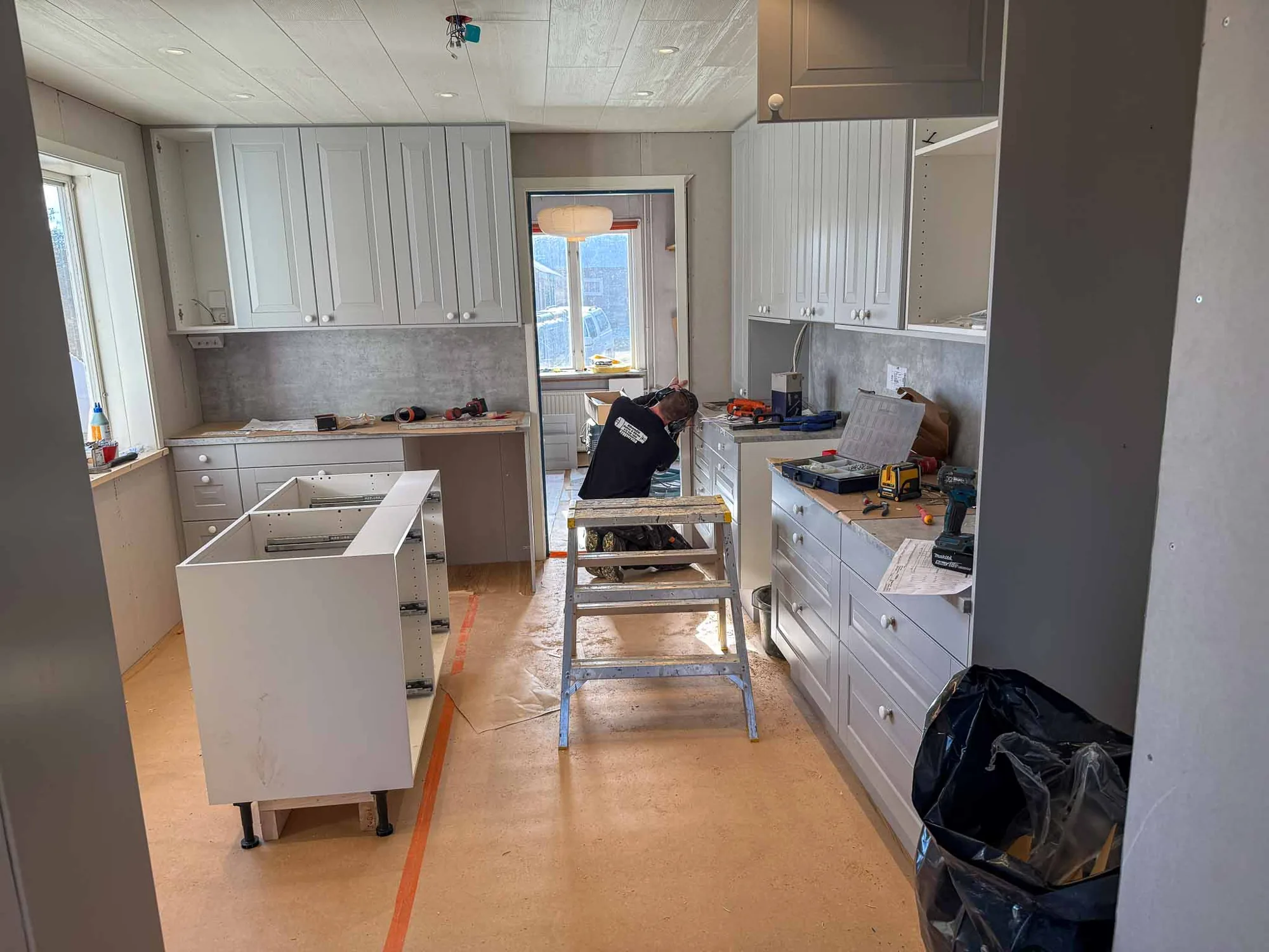 Köksrenovering med nya skåp på plats