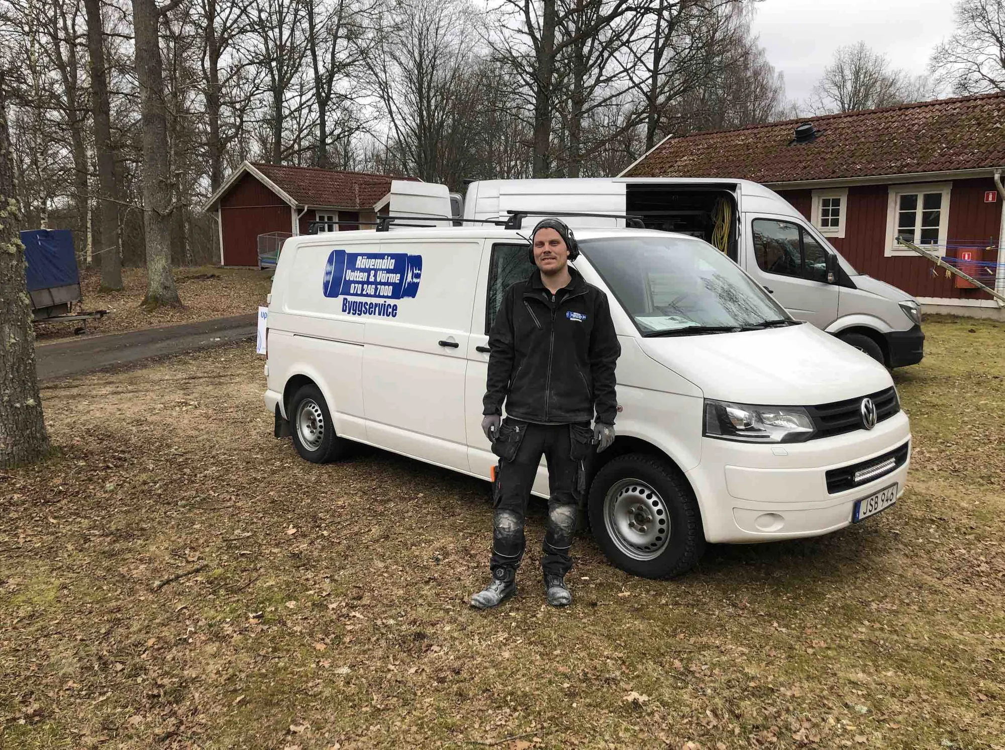 Henrik Melin, snickare, vid en av firmans vita bilar med Byggservice på sidan